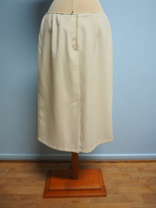 Luonnonvalkoinen hame nappikoristeilla