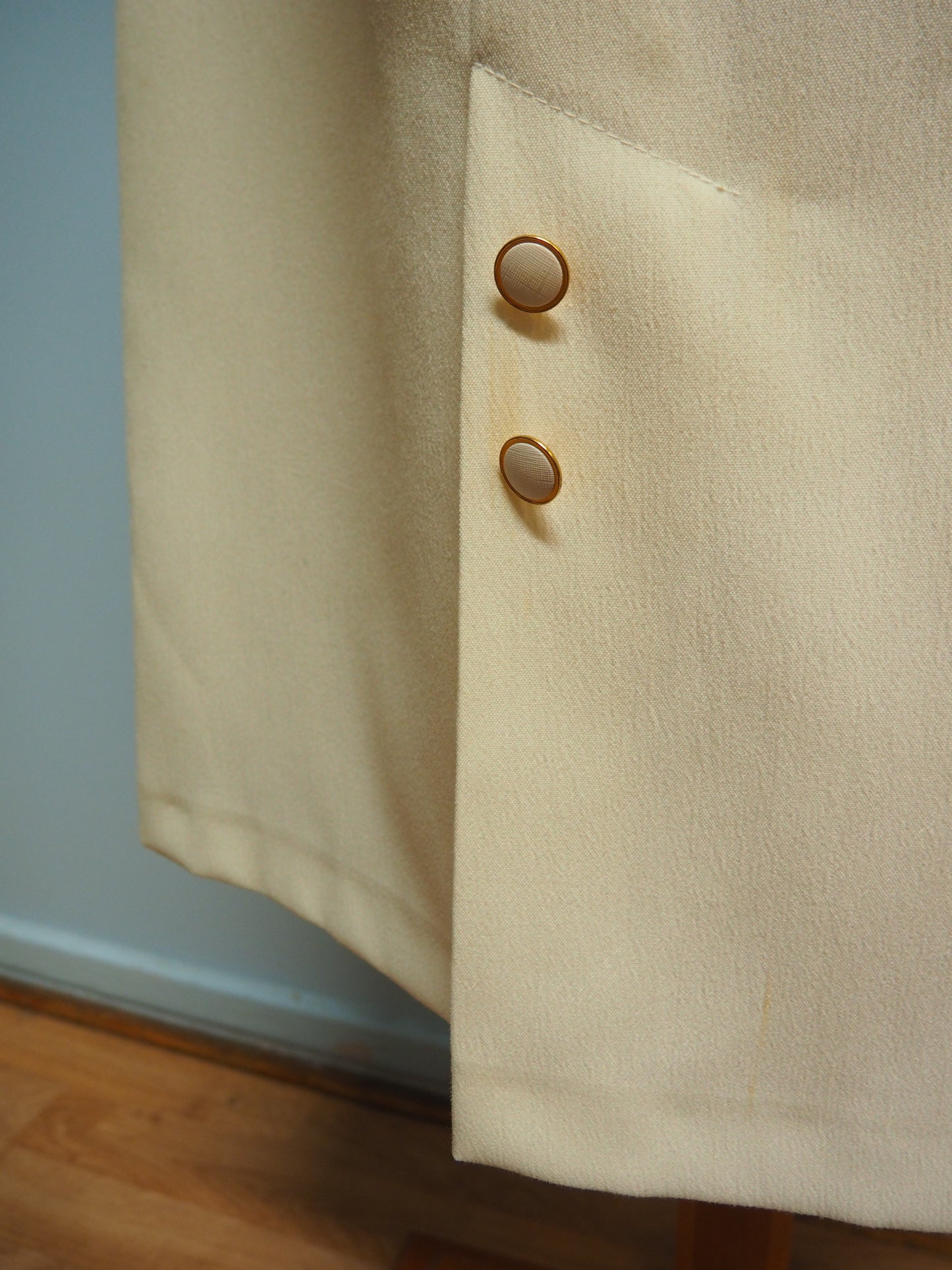 Luonnonvalkoinen hame nappikoristeilla