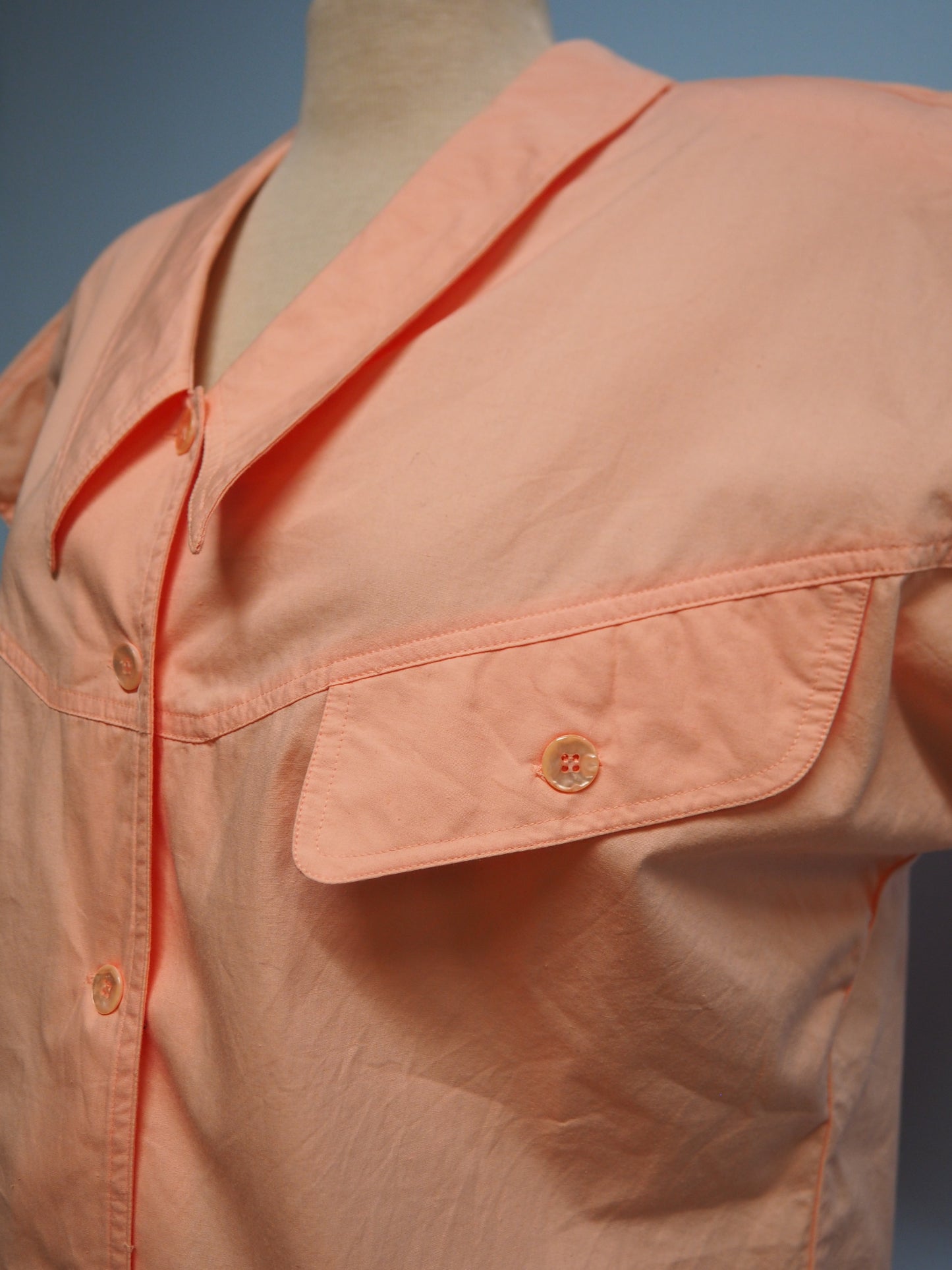 Vaalean oranssi paita