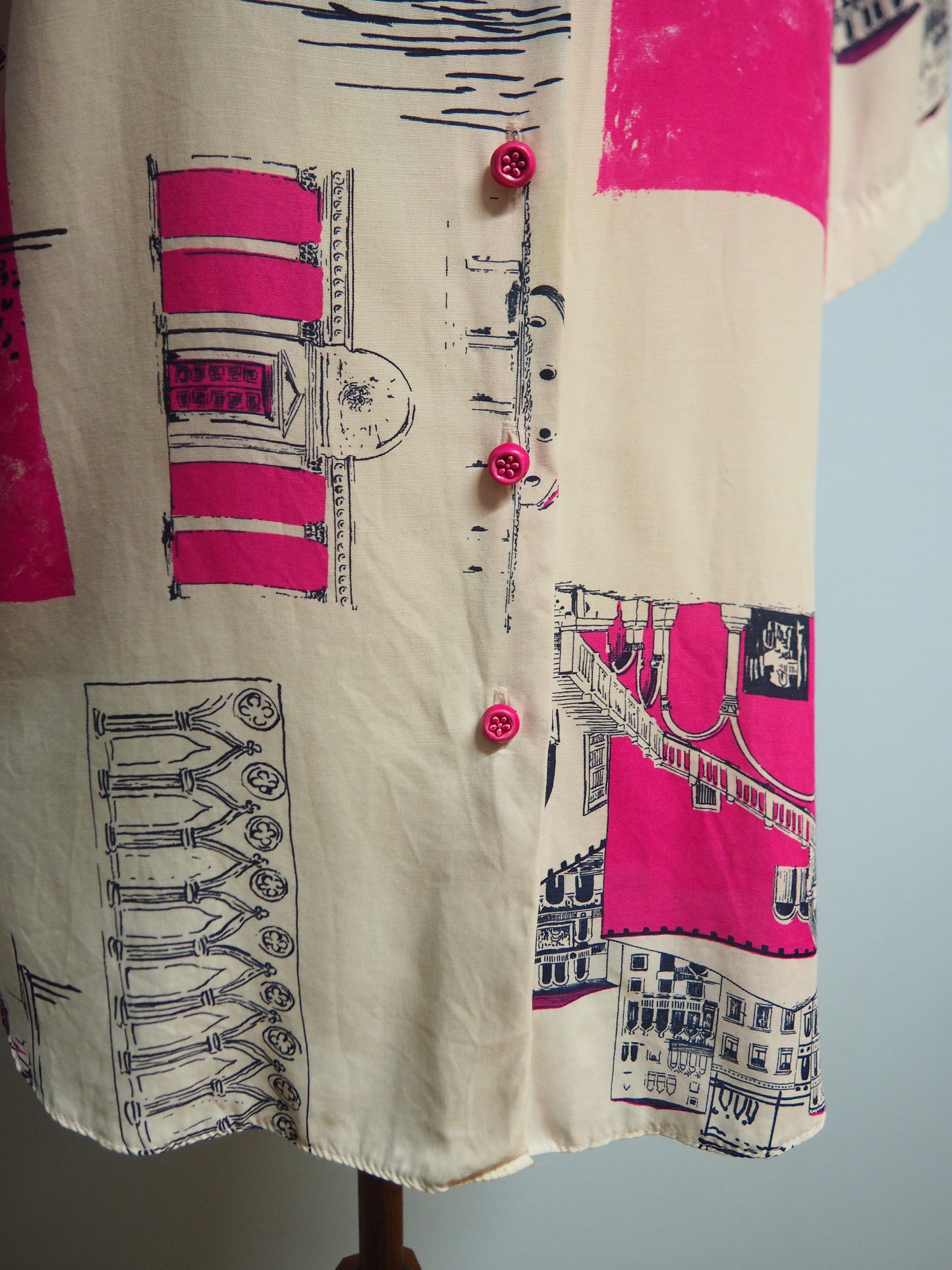 Kaupunkiaiheinen Polan kauluspaita