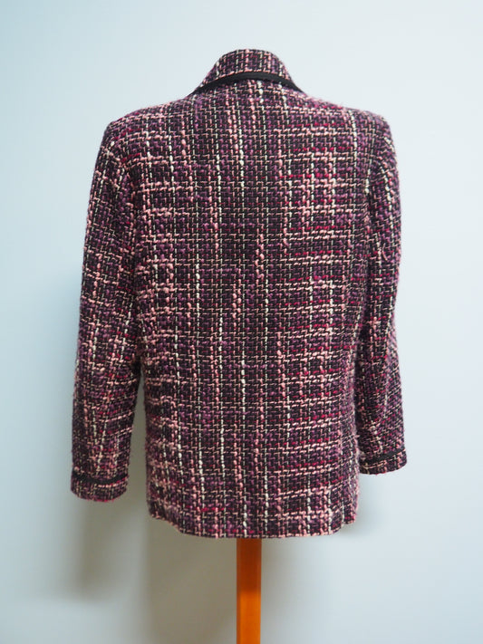 Monivärinen ruudullinen jakku