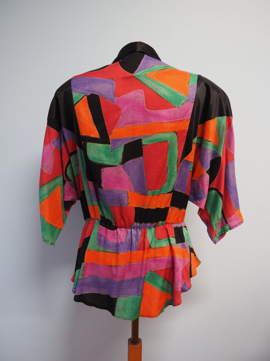 Monivärinen kuviollinen paita