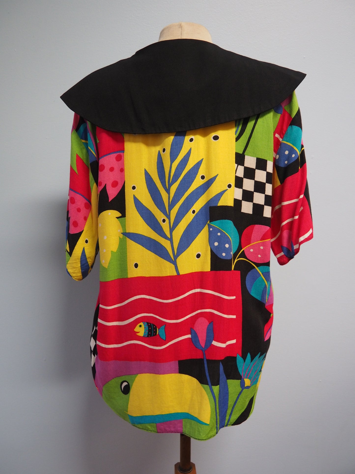 Monivärinen kuviollinen paita