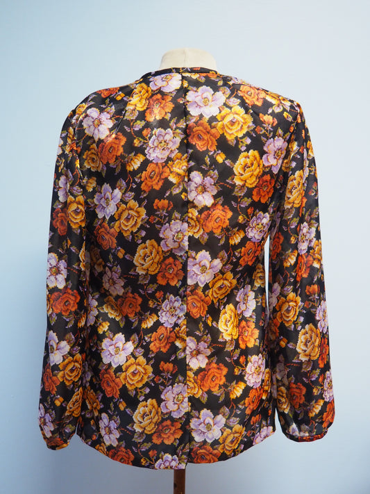 Kukkakuviollinen kiiltävä paita