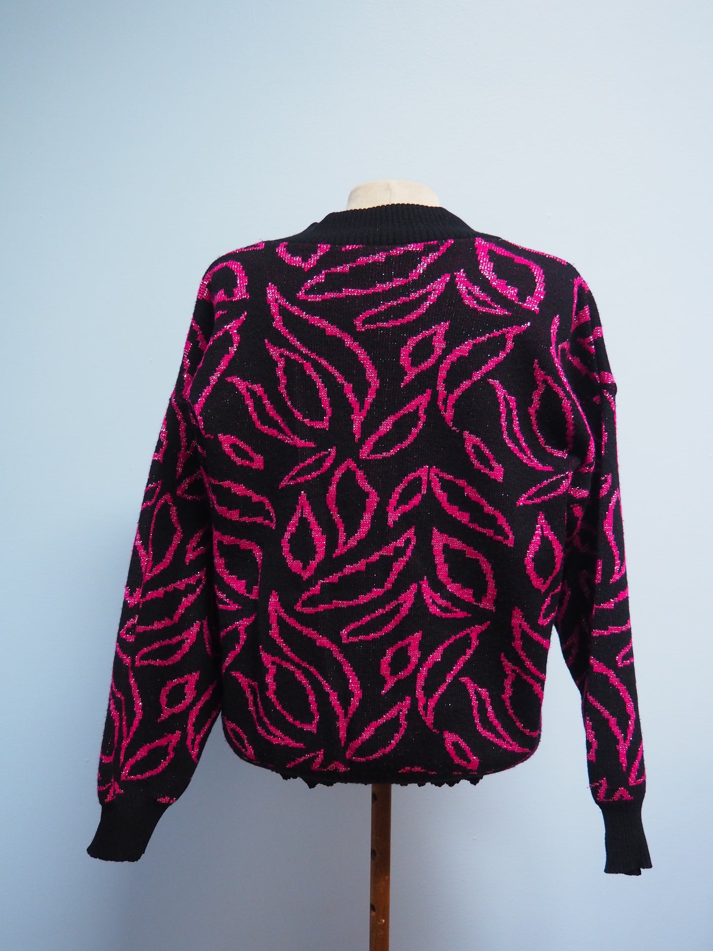 Mustapinkki kimalteleva Civals-tuotteen neule