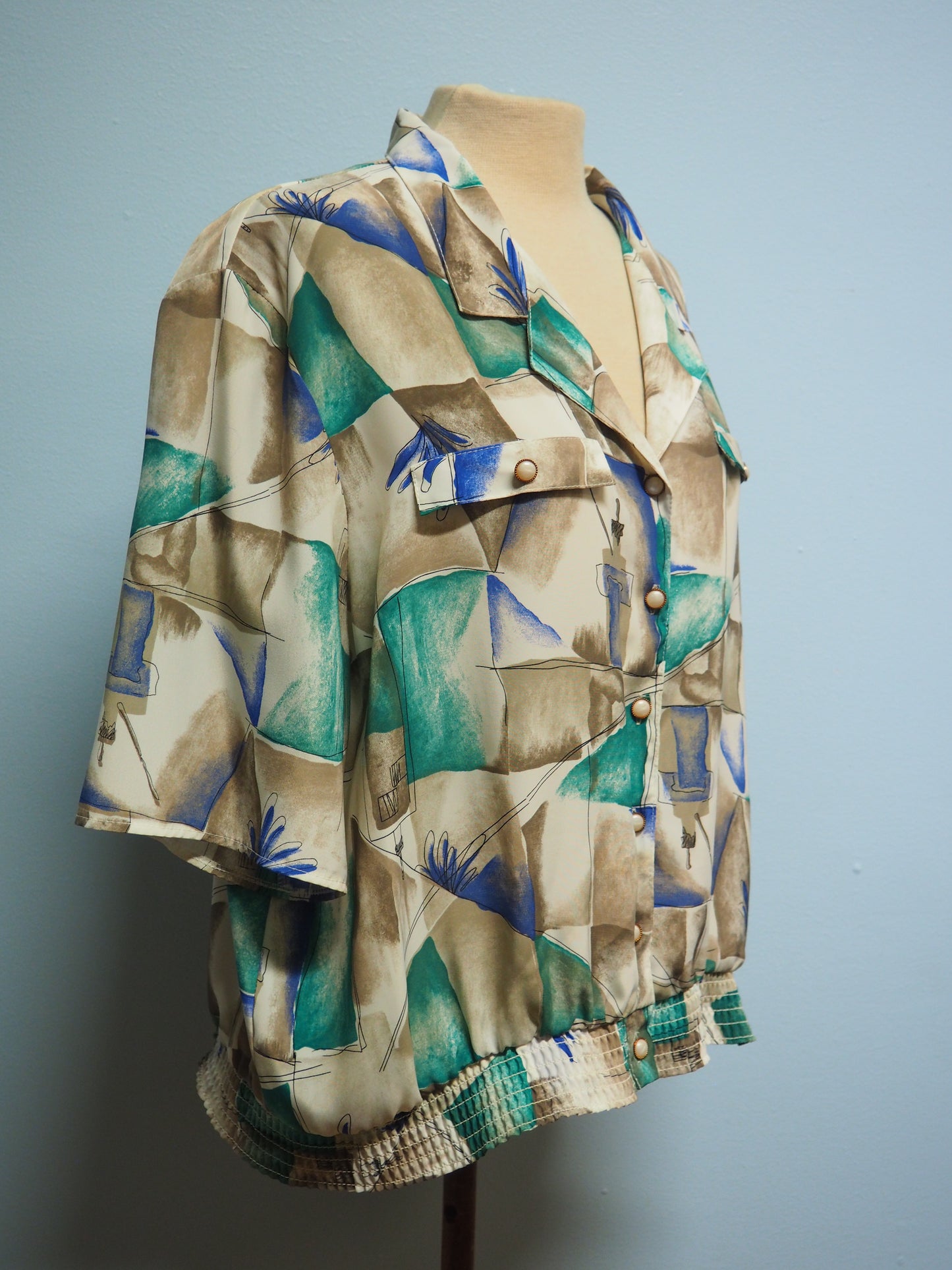 Monivärinen kuviollinen paita