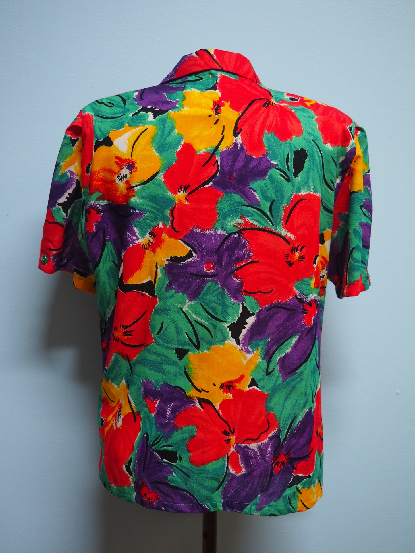 Monivärinen kukkakuviollinen kauluspaita