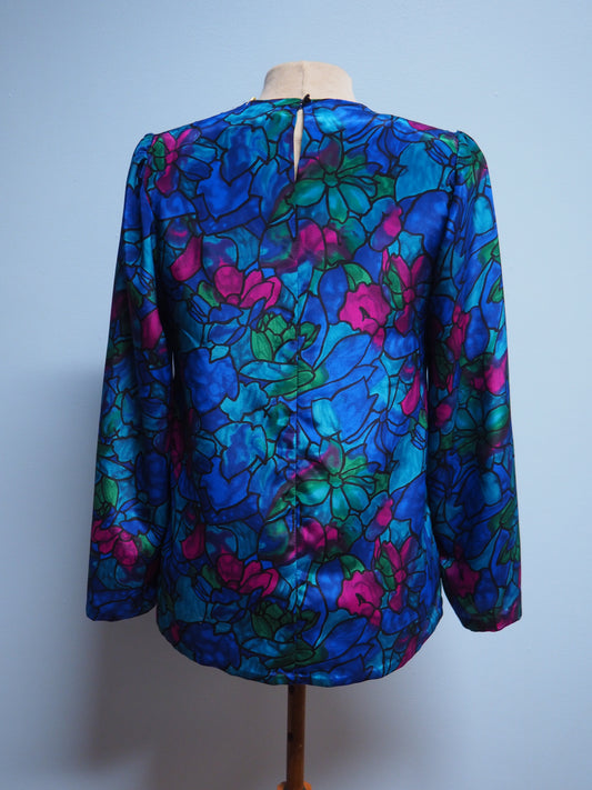 Monivärinen kukkakuviollinen pusero