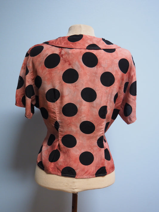 Vaaleanpunainen värjätty pallokuviollinen paita