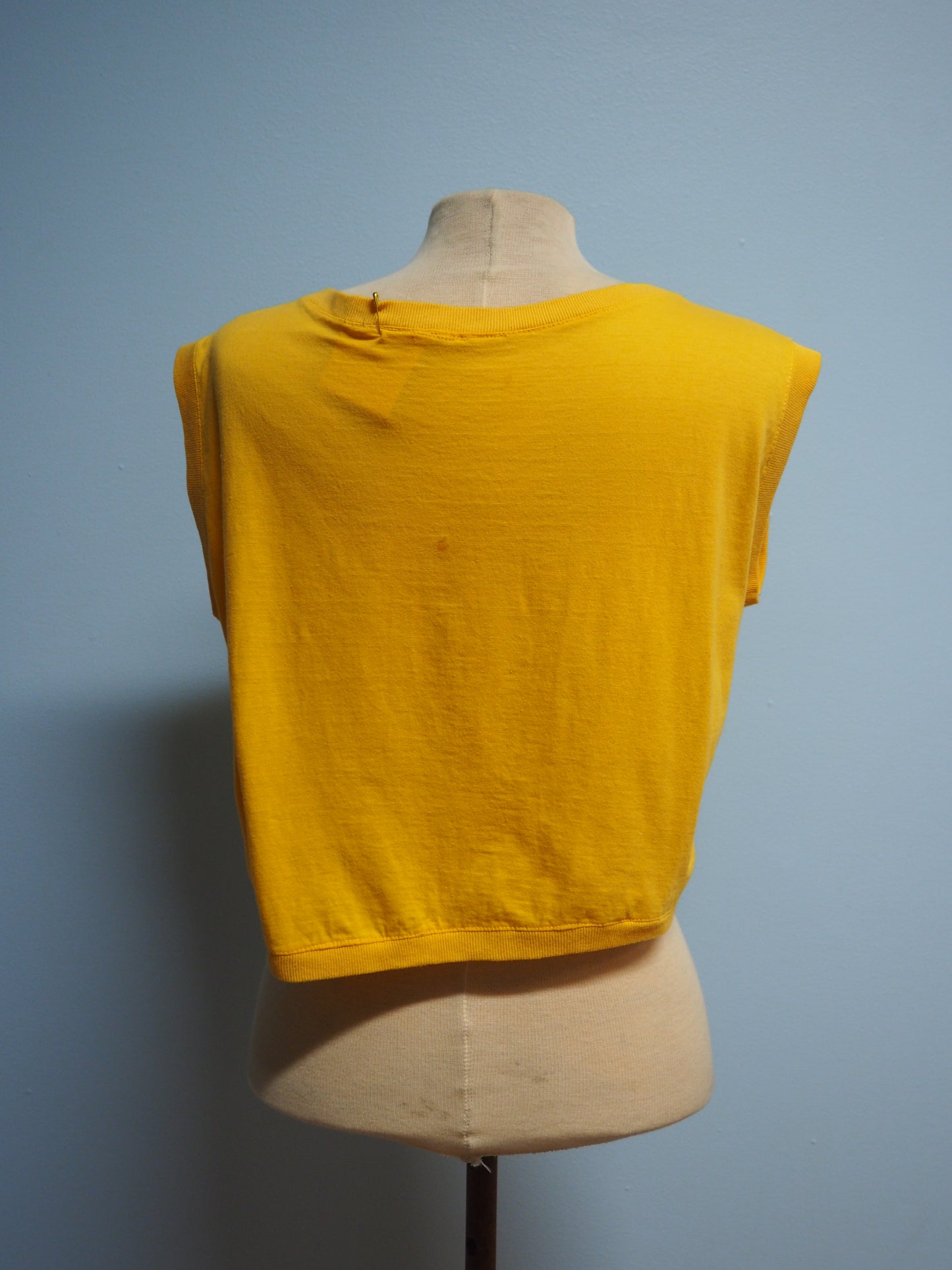 Keltainen lyhyt toppi