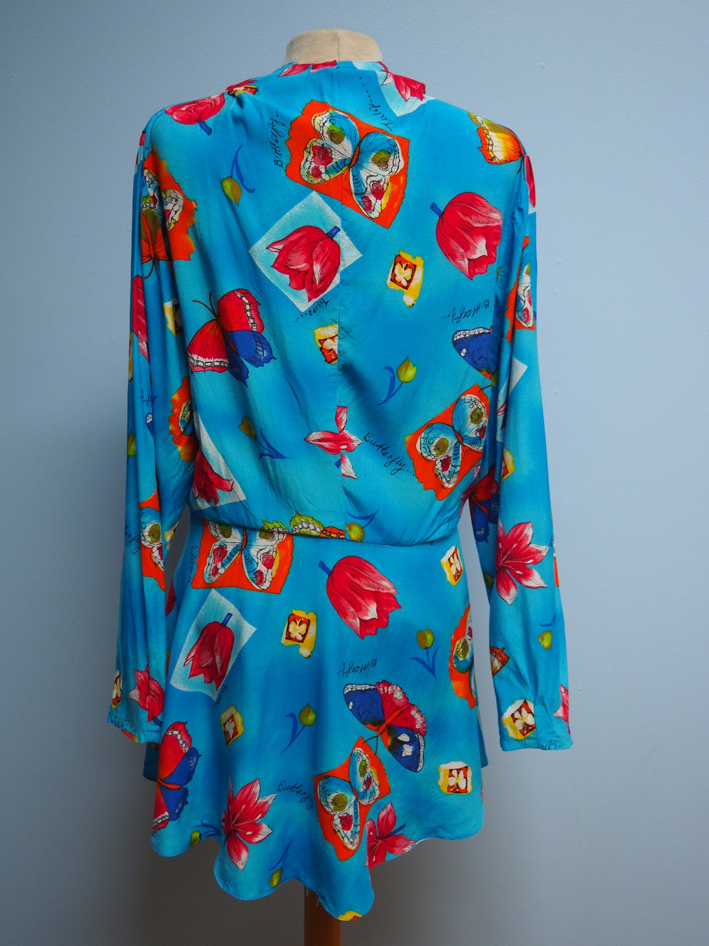 Sininen kukkakuviollinen "peplum" pusero