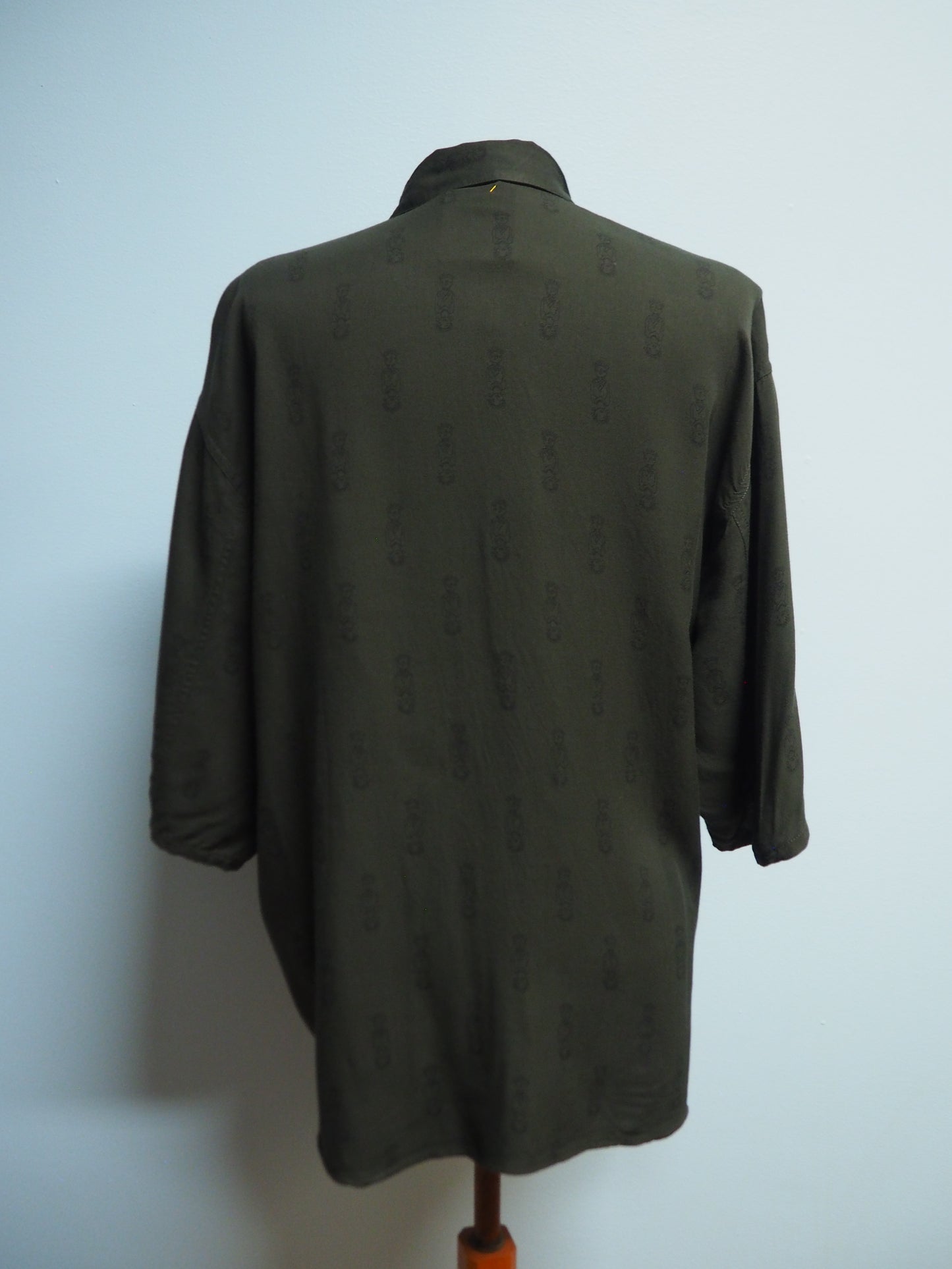 Tummanvihreä kuviollinen kauluspaita