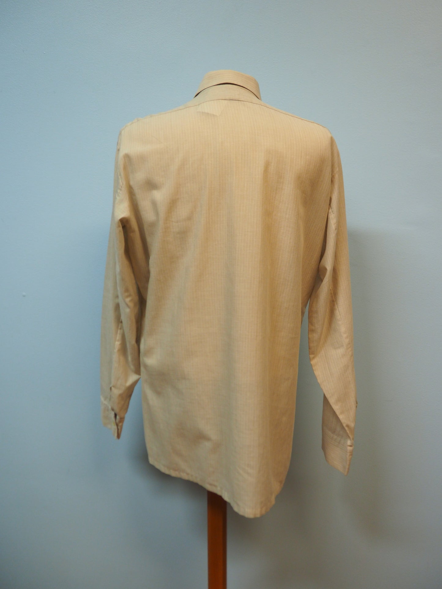 Miesten vaalea raidallinen Jousipaidan ADAM kauluspaita