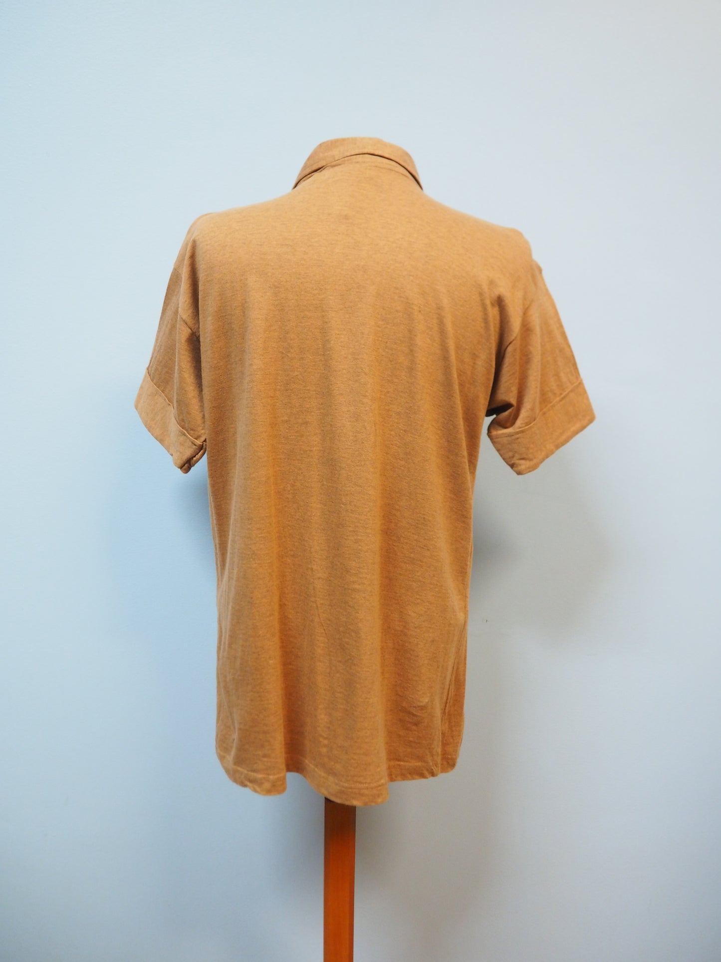 Miesten vaaleanruskea lyhythihainen kauluspaita