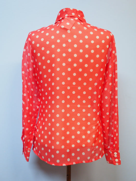 Punainen läpikuultava pallokuviollinen kauluspaita