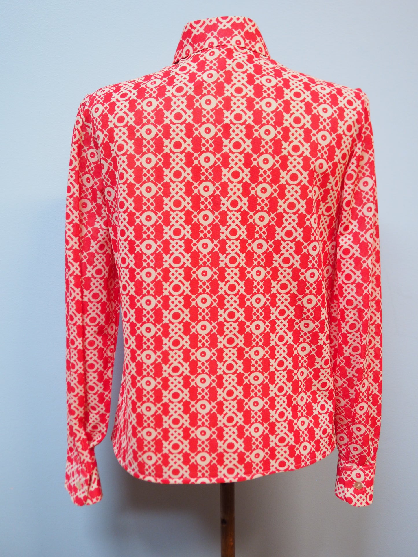 Punainen kuviollinen ja raidallinen Tiklaksen kauluspaita