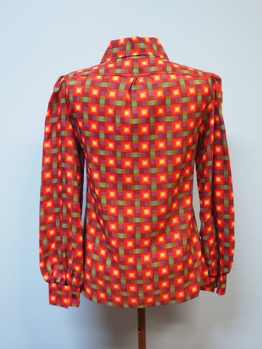 Monivärinen kuviollinen ja ruudullinen kauluspaita