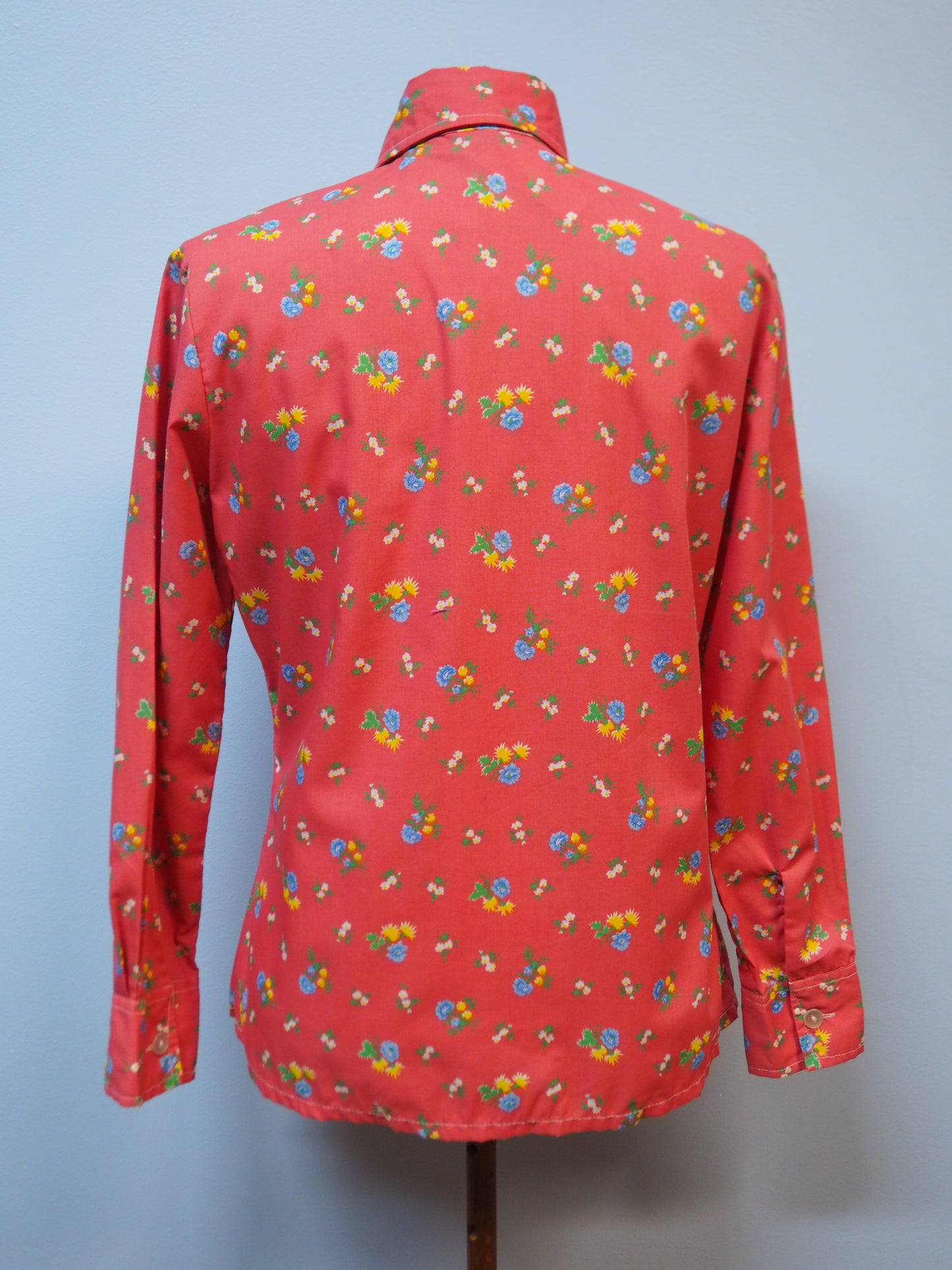 Kukkakuviollinen punertava kauluspaita