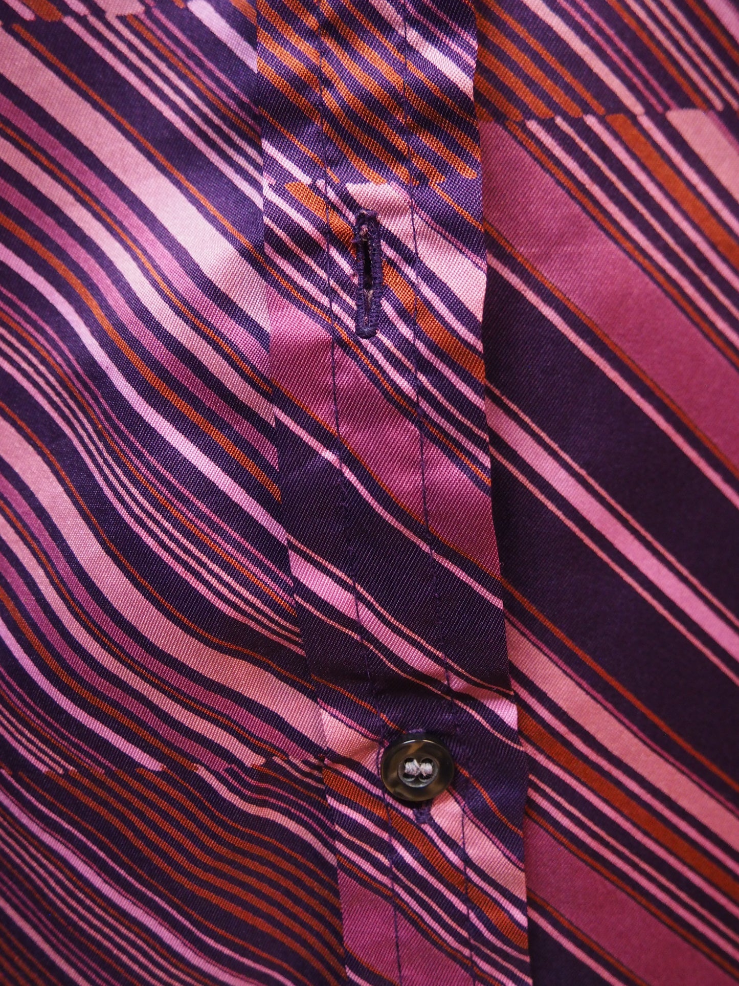 Pinkki ja violetti raidallinen kauluspaita