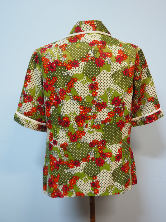 Vihreä kukkakuviollinen paita