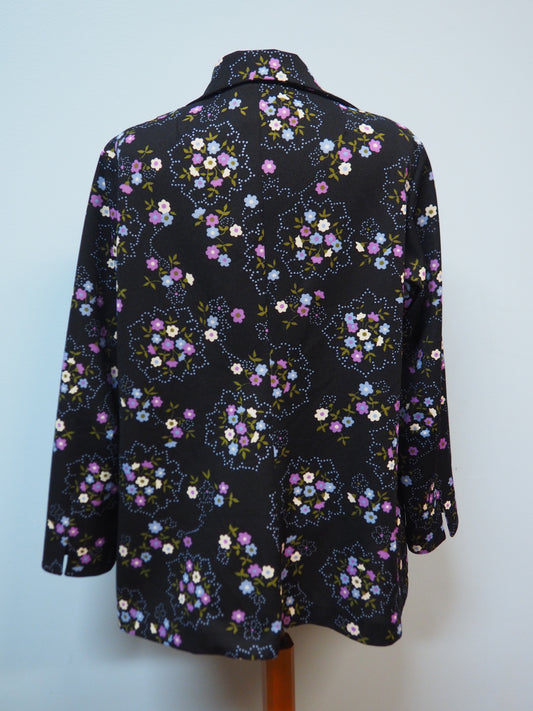 Musta kukkakuviollinen Lahden Leningin paitajakku