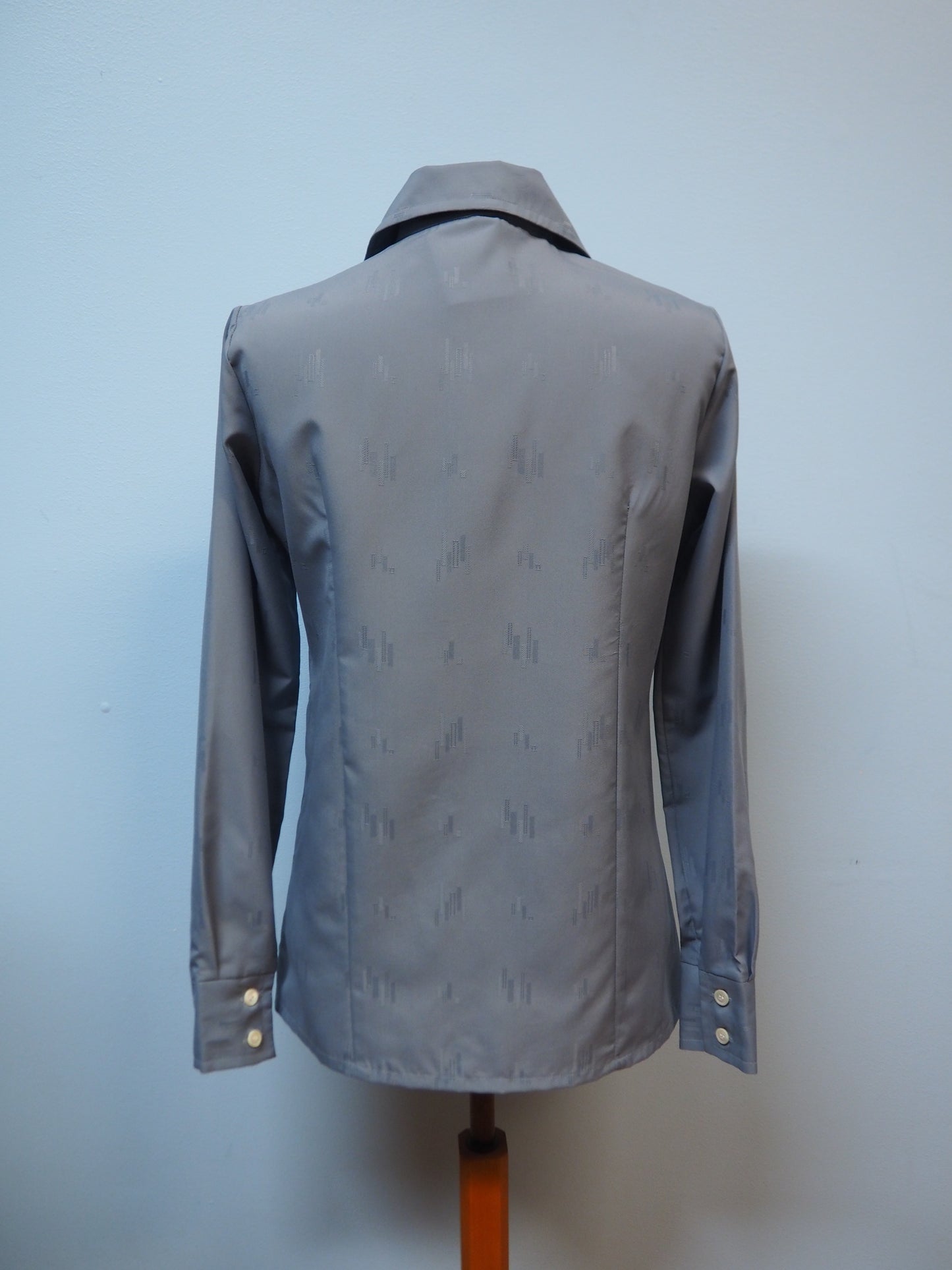 Harmaa kuvioitu kauluspaita