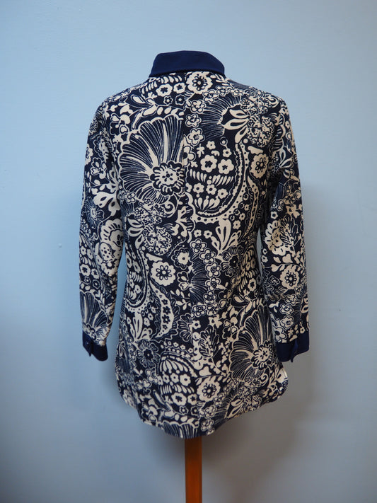 Tummansininen kukkakuviollinen paitajakku