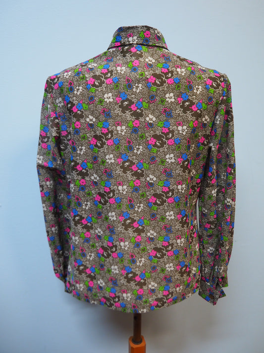 Ruskea kukkakuviollinen kauluspaita