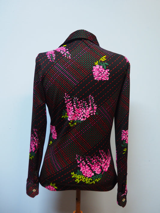 Musta kukkakuviollinen kauluspaita