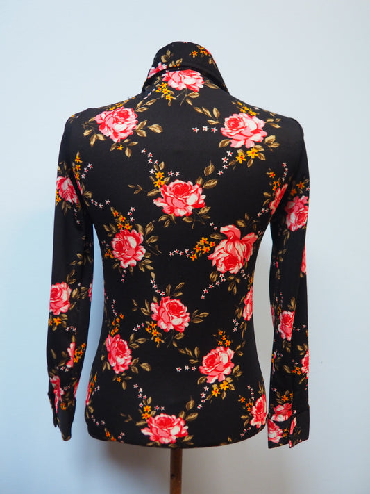 Musta kukkakuviollinen kauluspaita