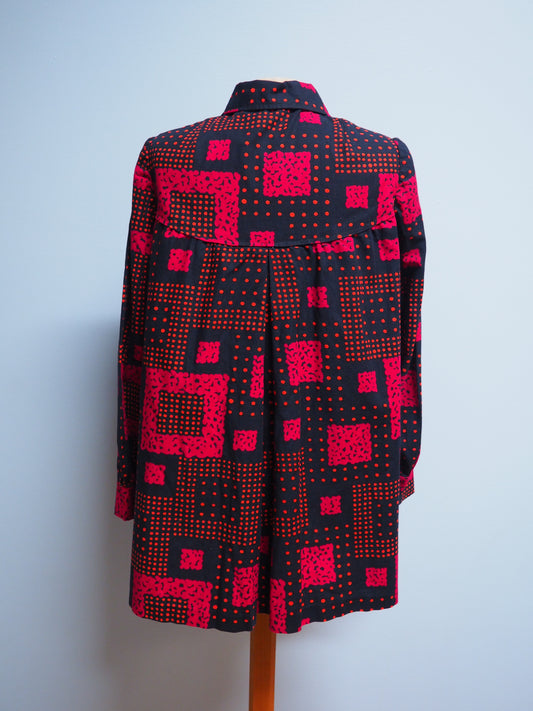 Punamusta kuviollinen kauluspaita