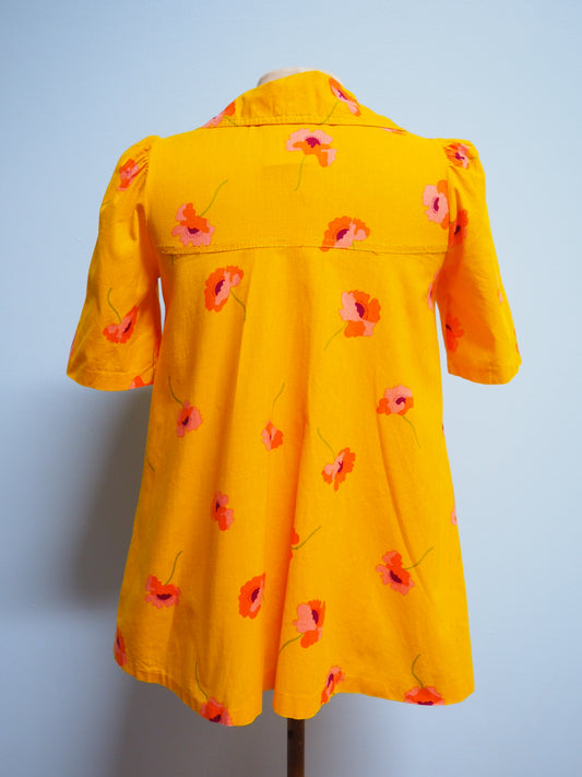Keltainen kukkakuviollinen pusero