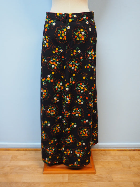 Kukkakuviollinen musta pitkä hame