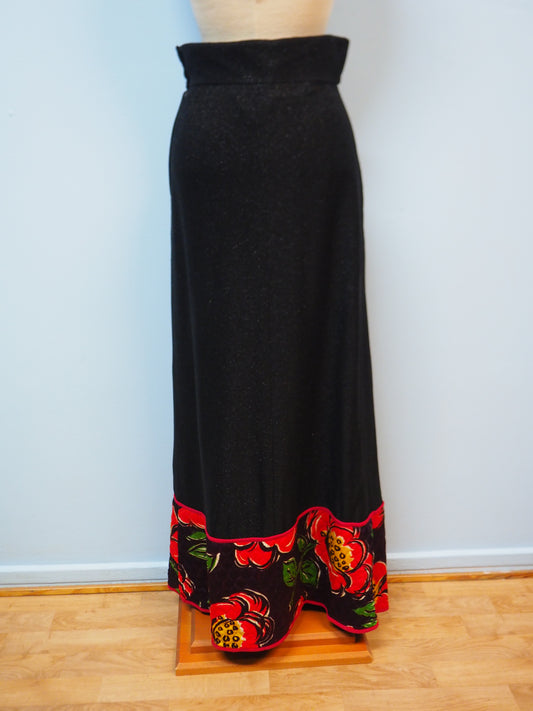 Musta pitkä kimalteleva hame kukkakuviollisella helmalla