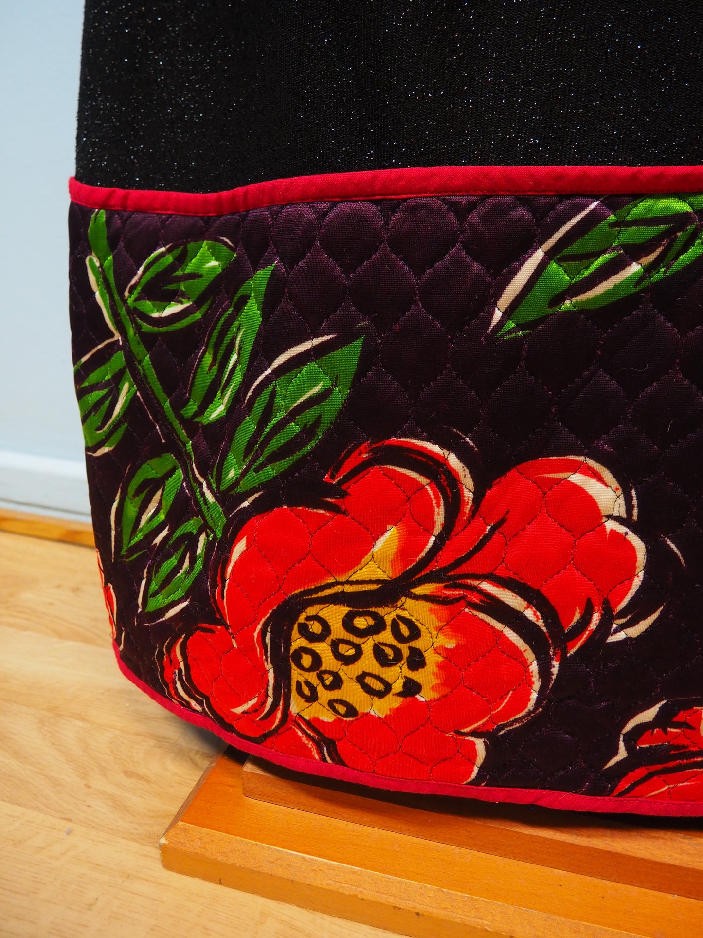 Musta pitkä kimalteleva hame kukkakuviollisella helmalla