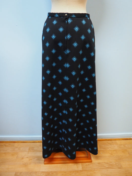 Musta sinikuviollinen pitkä hame