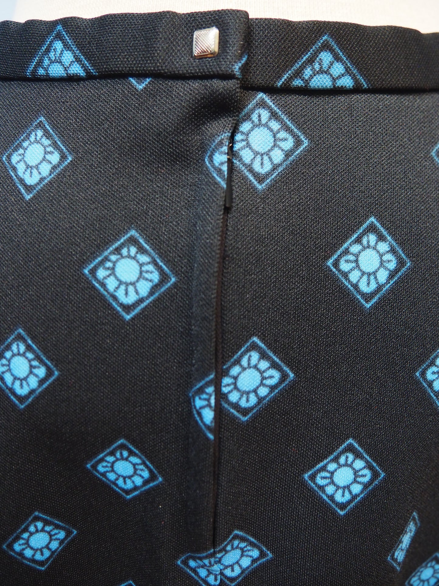 Musta sinikuviollinen pitkä hame