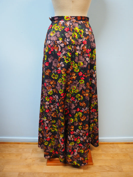 Kukkakuviollinen pitkä hame