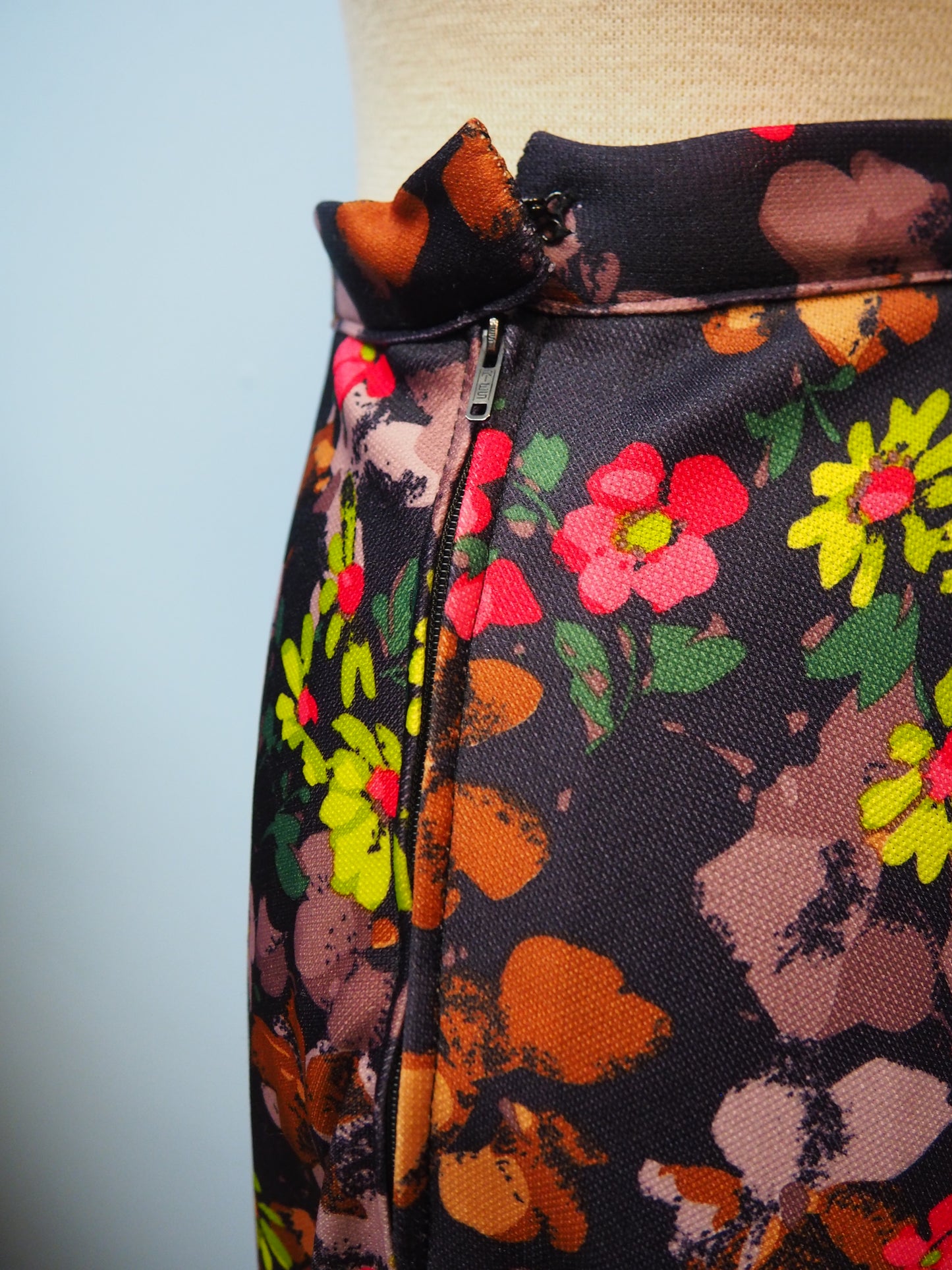 Kukkakuviollinen pitkä hame