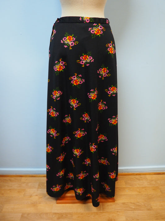 Kukkakuviollinen pitkä hame