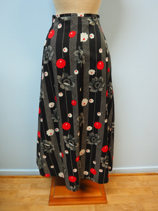 Kukkakuviollinen ja raidallinen pitkä hame