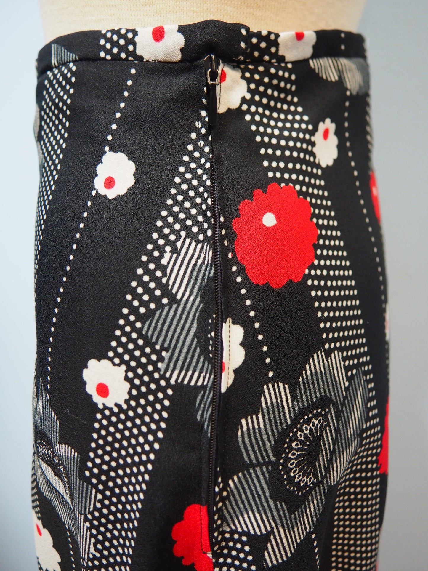 Kukkakuviollinen ja raidallinen pitkä hame