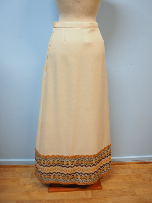 Vaalea pitkä kuviollinen villahame