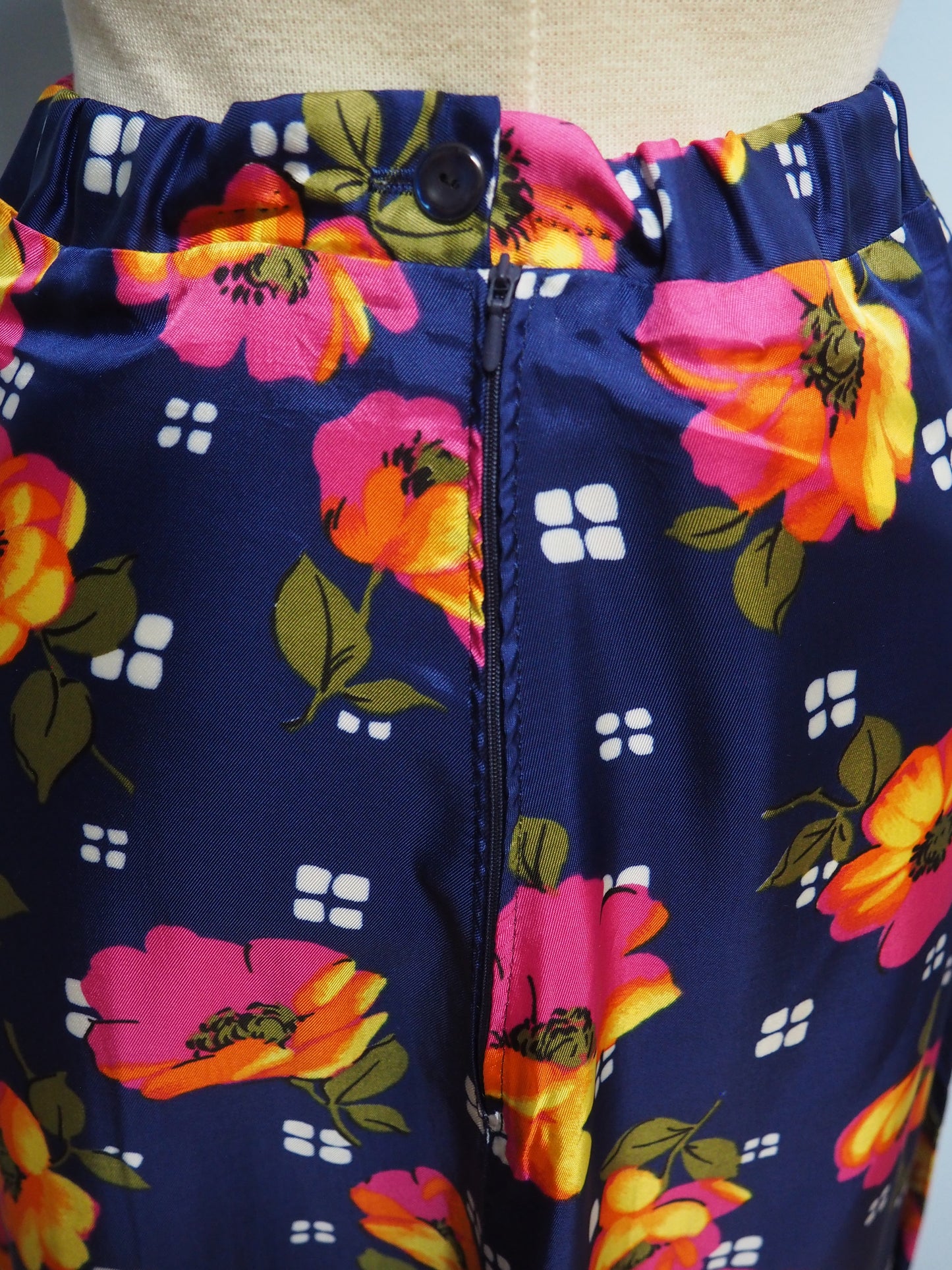 Tummansininen kukkakuviollinen pitkä hame