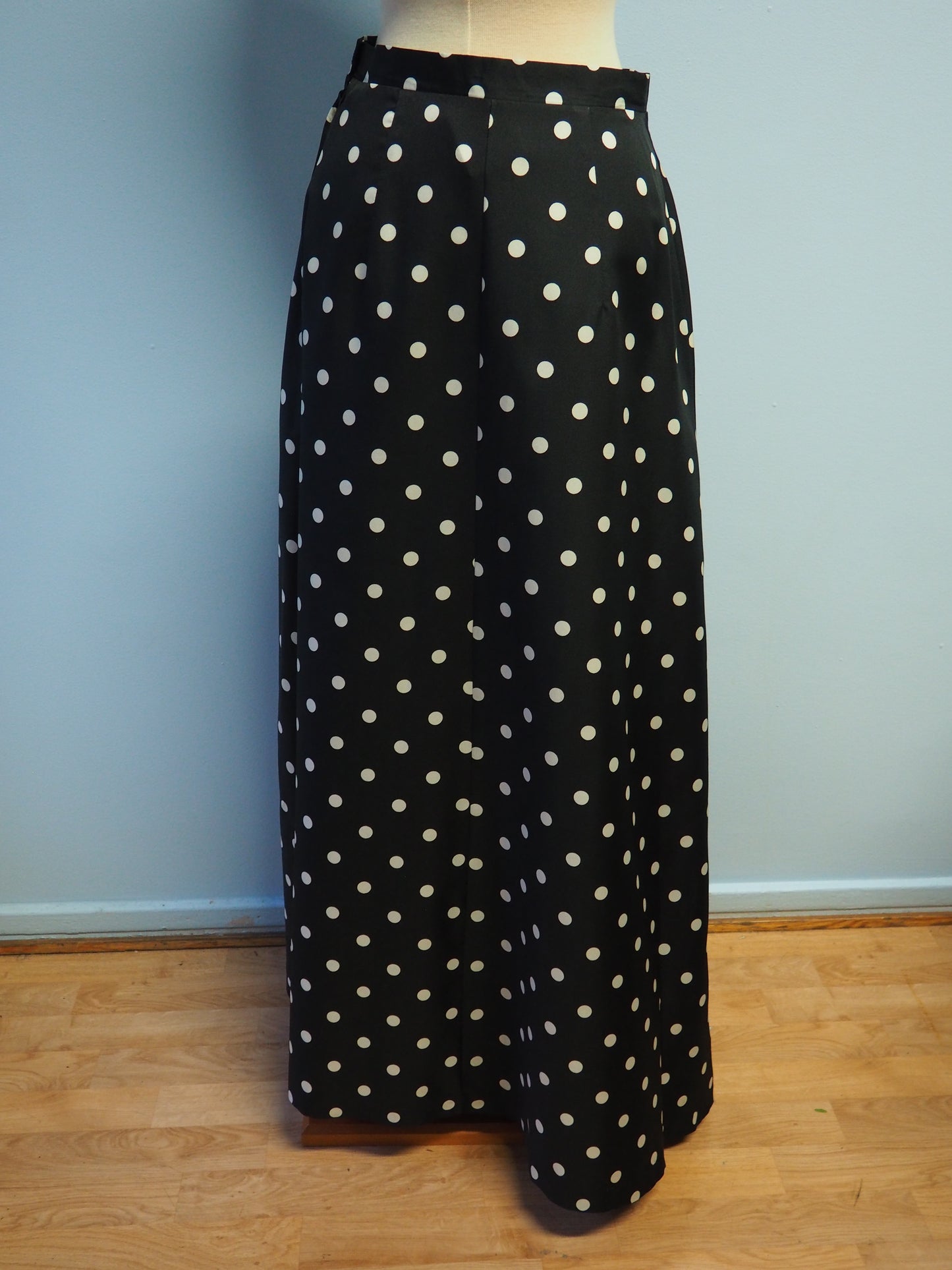 Mustavalkoinen MerryFinn pallokuviollinen pitkä hame