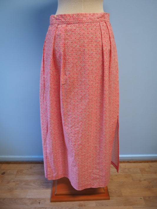 Punavalkoinen omenakuviollinen ja ruudullinen pitkä hame