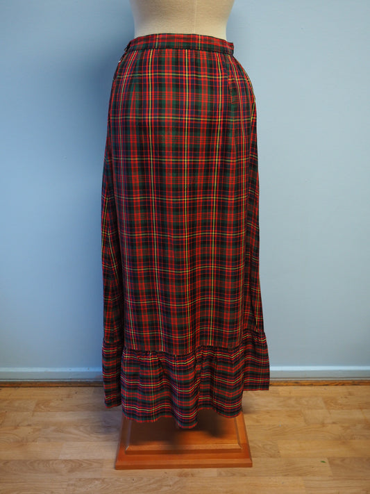 Monivärinen ruudullinen pitkä hame