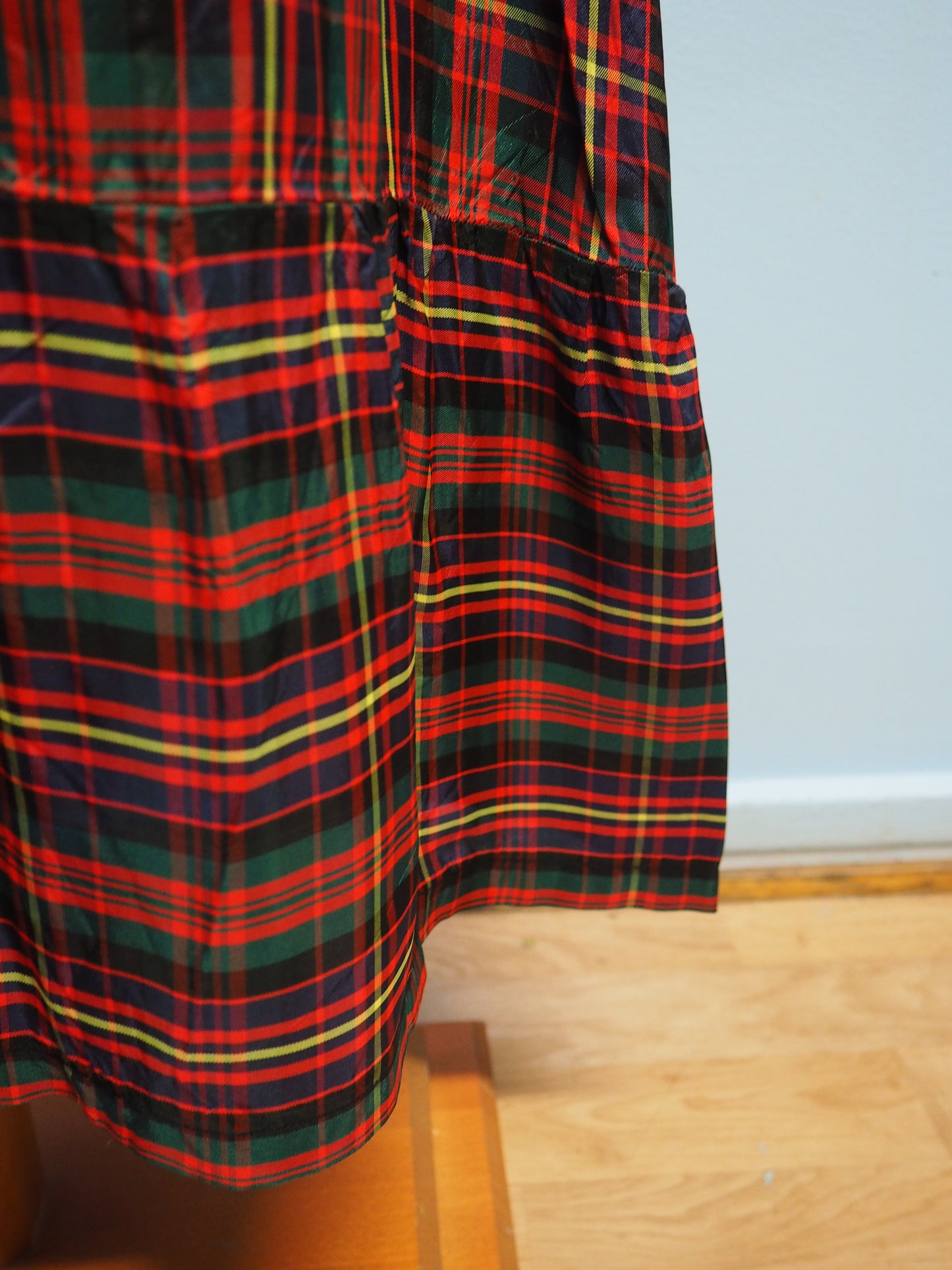 Monivärinen ruudullinen pitkä hame