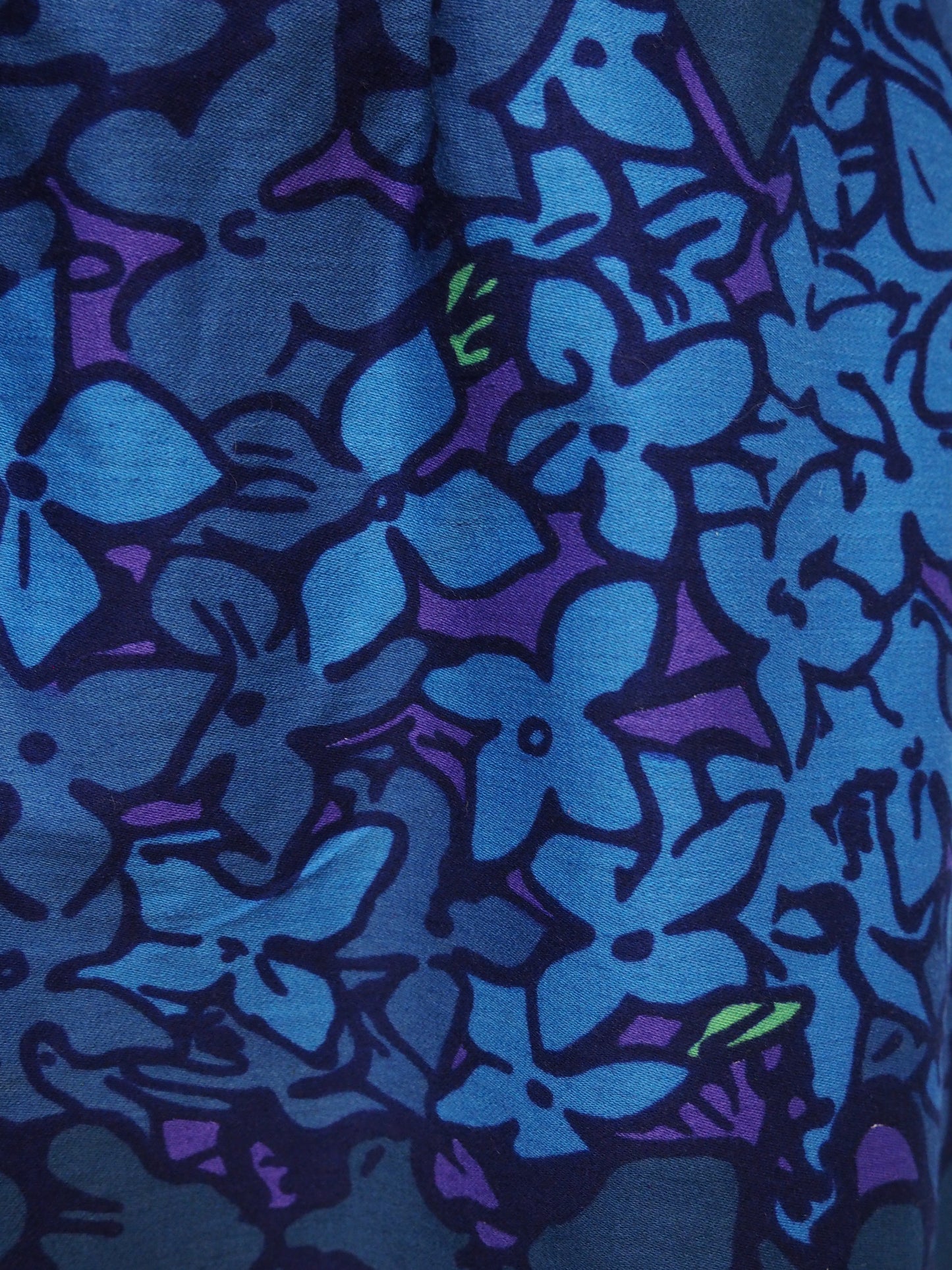 Sininen kukkakuviollinen pitkä hame