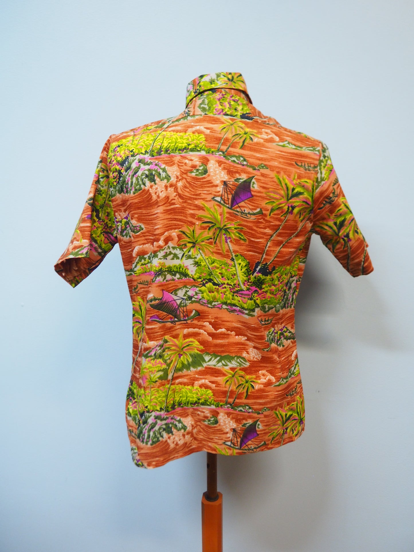 Kuviollinen Waikiki kauluspaita